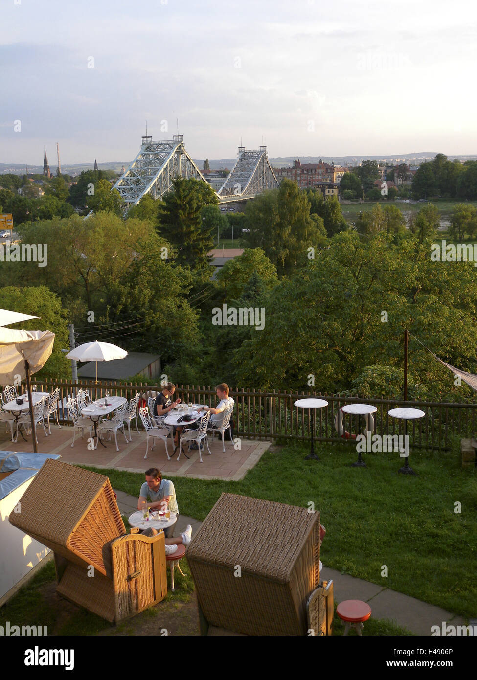 Il ristorante 'Zaza', giardino, vista sul ponte Loschwitzer, Loschwitz, Dresda, Sassonia, Germania, Foto Stock
