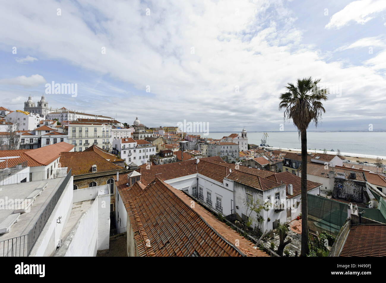 Vista sul quartiere di Alfama e Cattedrale Sé, Lisbona, Portogallo Foto Stock