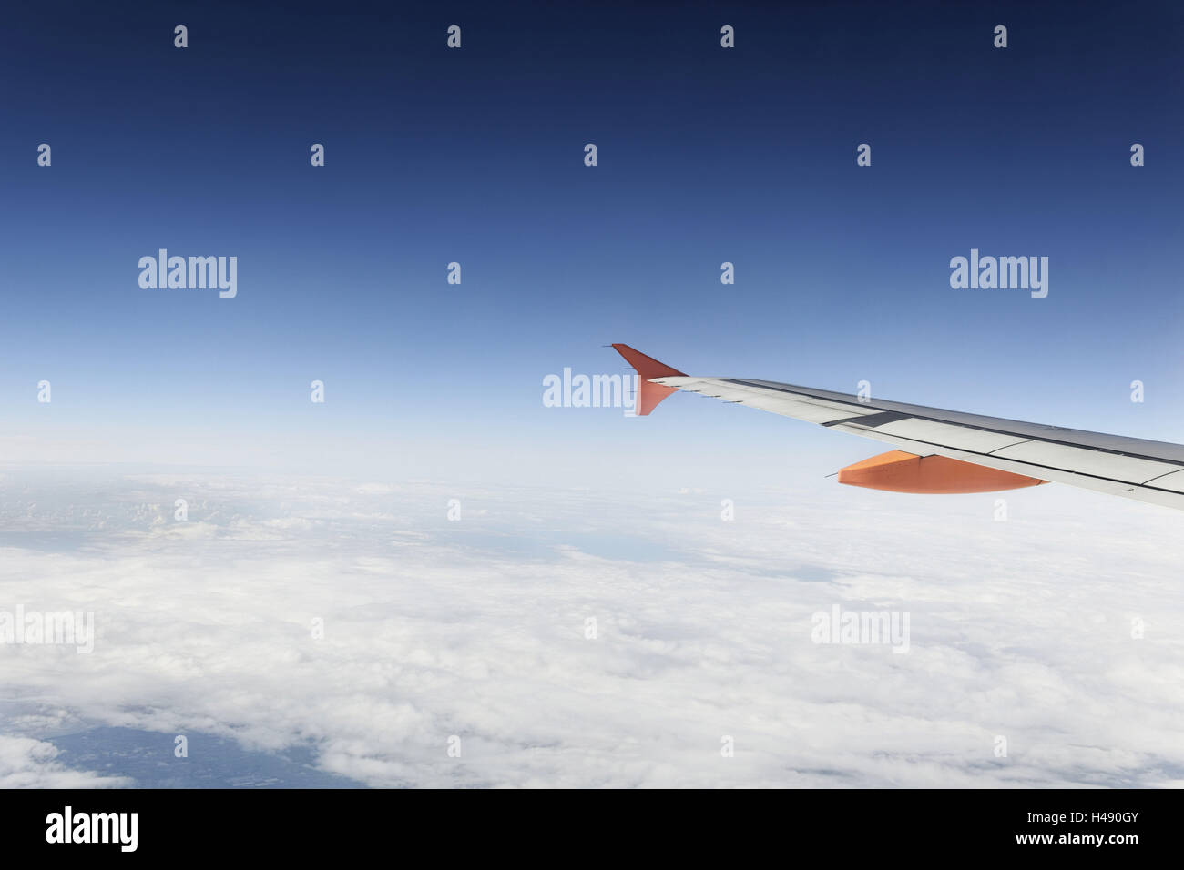 Aeroplano, ala, Airbus A320 sopra le nuvole, cielo, orizzonte, Foto Stock