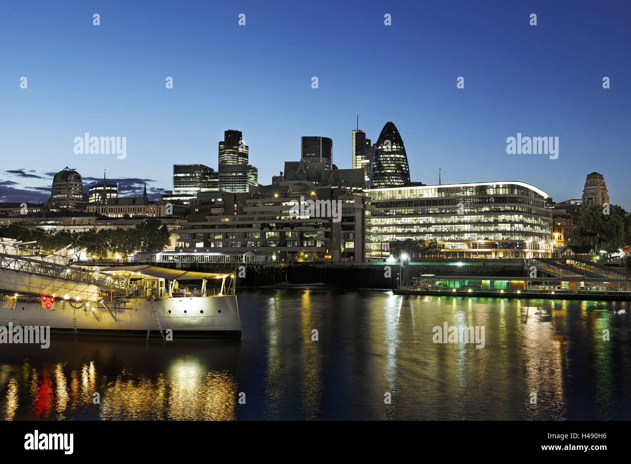 Skyline della città di Londra con il Tamigi, Swiss Re Tower, crepuscolo, la riva sud del Tamigi, Bermondsey, London, England, Regno Unito Foto Stock