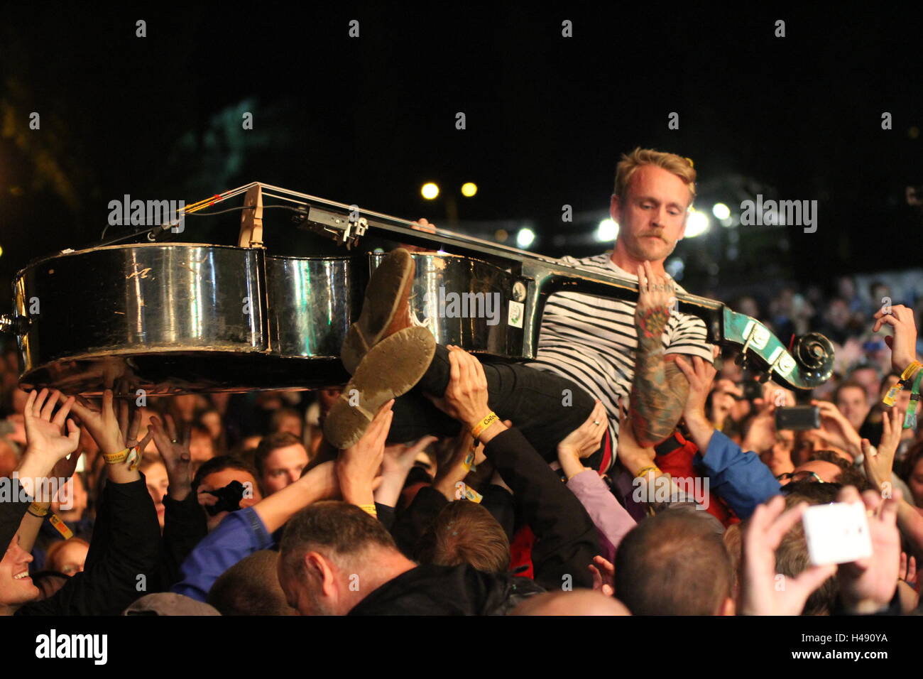 Michael Camino di Skinny Lister naviga la folla ad un i colori di Ostrava music festival, Repubblica ceca, 14 luglio 2016. Foto Stock