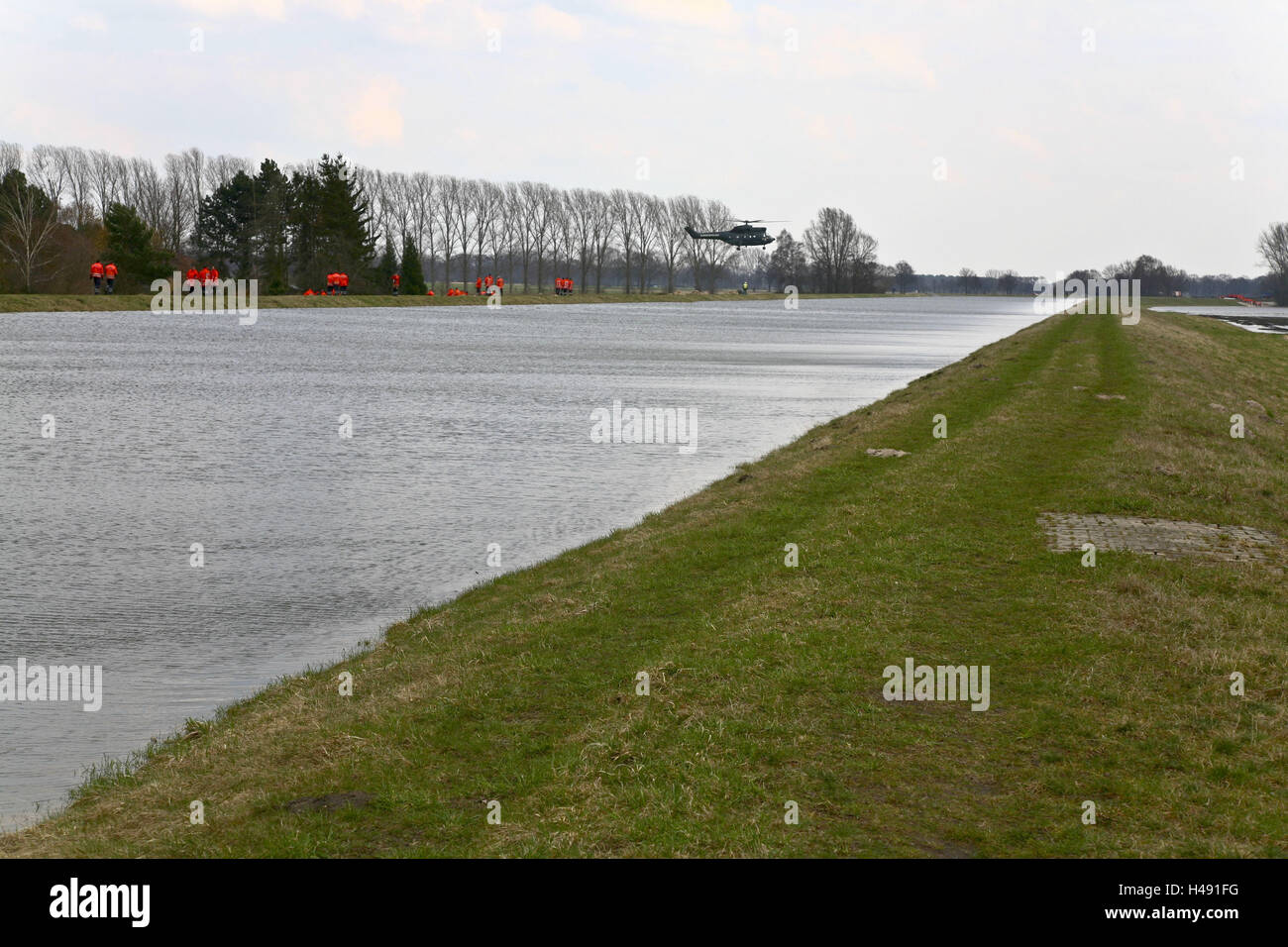 Germania, Bassa Sassonia, Hitzacker, sul fiume Elba, l'acqua alta, dyke, assistente, elicottero, Foto Stock