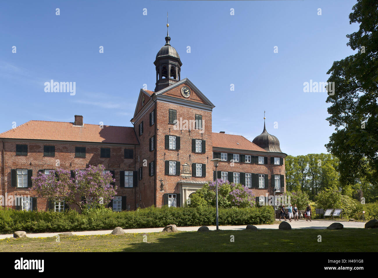 Germania, SCHLESWIG-HOLSTEIN, Eutin, blocco esterno, turisti, persone, Ostholstein, edificio secolare, stile architettonico, cielo blu, il sole, città, architettura, costruzione, mattoni, edifici in mattoni, orologio, Foto Stock