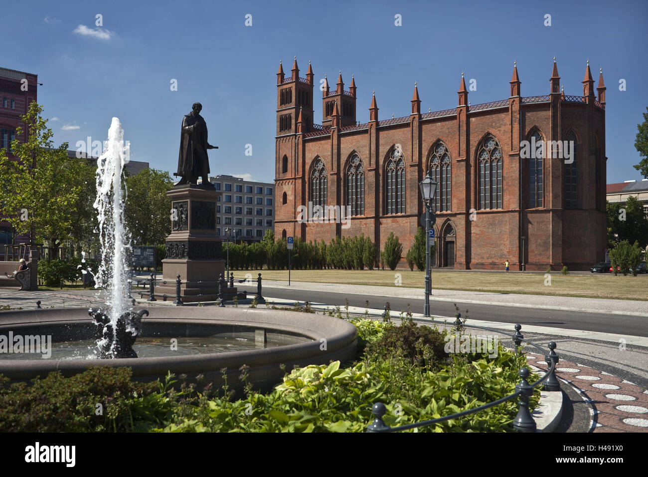 Germania, Berlino, Friedrichswerdersche chiesa, città, architettura, costruzione, struttura, monumento, bene, nuovo gotico, estate, sole, ski kelp bib, street, chiesa, statua, Foto Stock