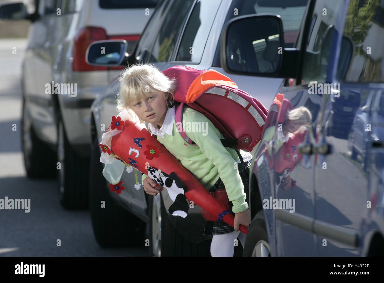 Bambino, scuola modo stand, guardare, sicurezza, esterno, scuola di sacchi, scuola borsa, Foto Stock