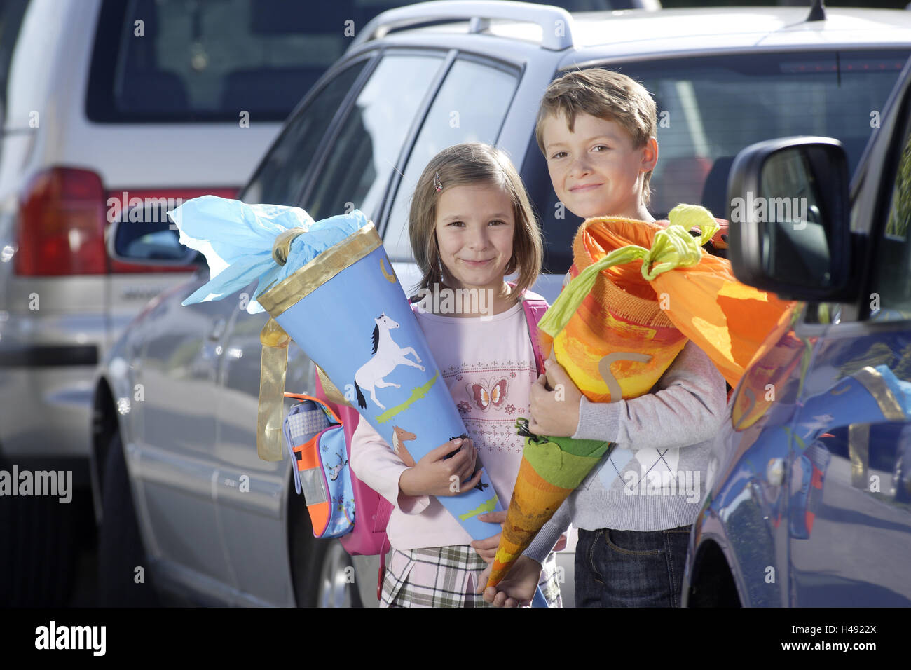 I bambini, la scuola modo, automobili, stand, sicurezza, esterno, scuola di sacchi, scuola borsa, Foto Stock