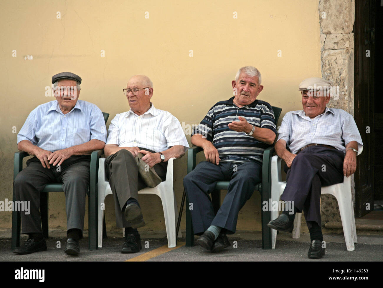 L'Italia, Sardegna, Bonorva, cittadini anziani, sedie, sedersi, gruppo, nessun modello di rilascio, Europa, isola, destinazione, house, facciata, edificio vecchio cerchio, persona, tempo libero, pensionamento, titolare di pensione o di rendita, il punto di contatto, tradizione, all'esterno, corpo intero, intrattenimento, conversazione, Foto Stock