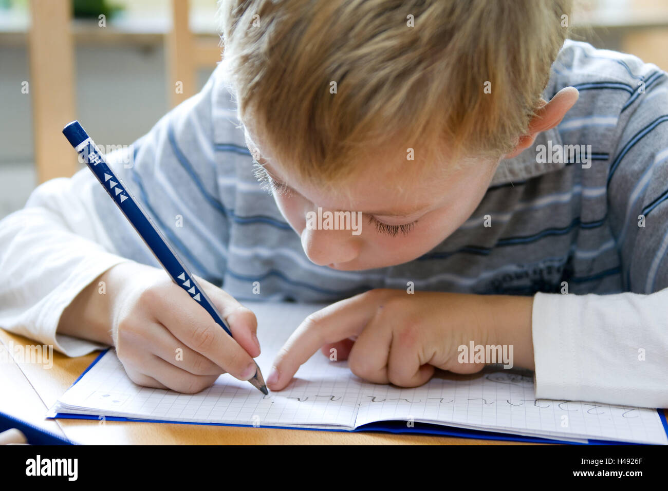 Il ragazzo, 6 anni, quaderno, Pratica di scrittura, concentrazione, modello  rilasciato, scuola principiante, scuola per bambini,