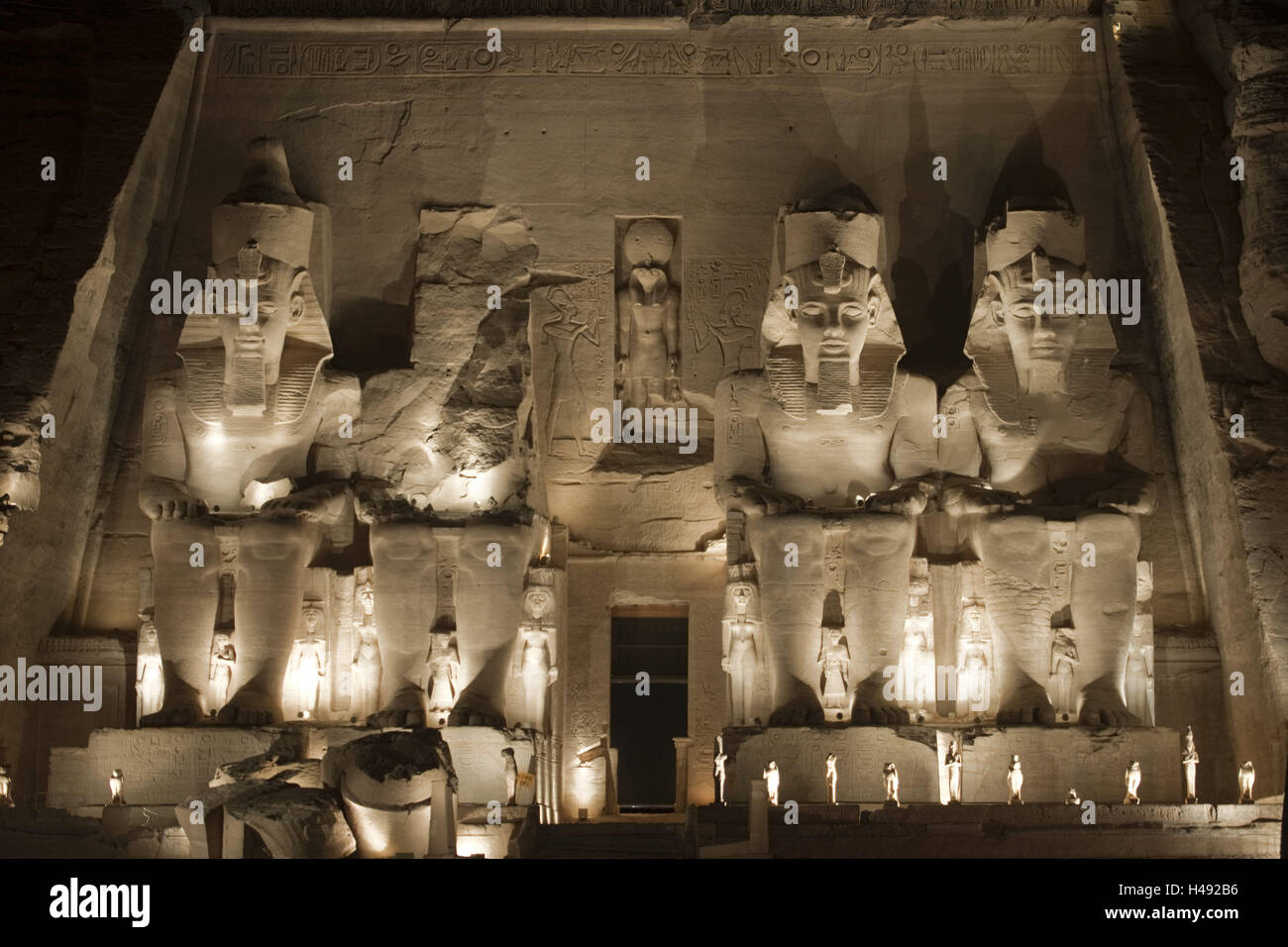 Egitto, Abu Simbel, statue giganti di fronte al tempio di Ramses II durante lo spettacolo di suoni e luci, Foto Stock