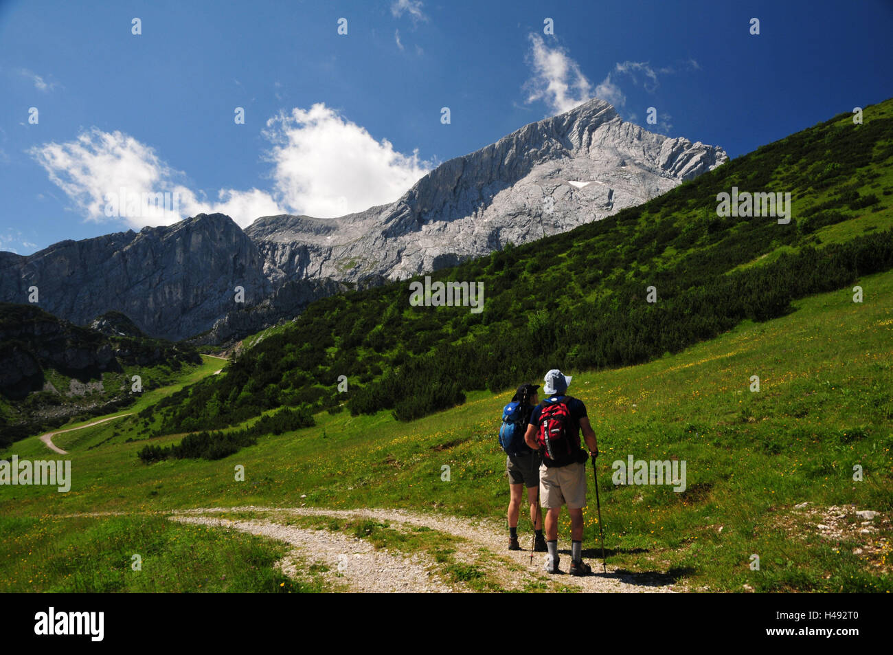 In Germania, in Baviera, Garmisch-Partenkirchen, Alpspitze, croce zona di spigolo, Wanderer, area di viaggio, sentiero, Zugspitze gruppo, escursioni, viaggi regione, vacanze, turismo, turistiche, uomo, donna, persona, vista posteriore, escursionismo, zaini, visualizzazione Foto Stock