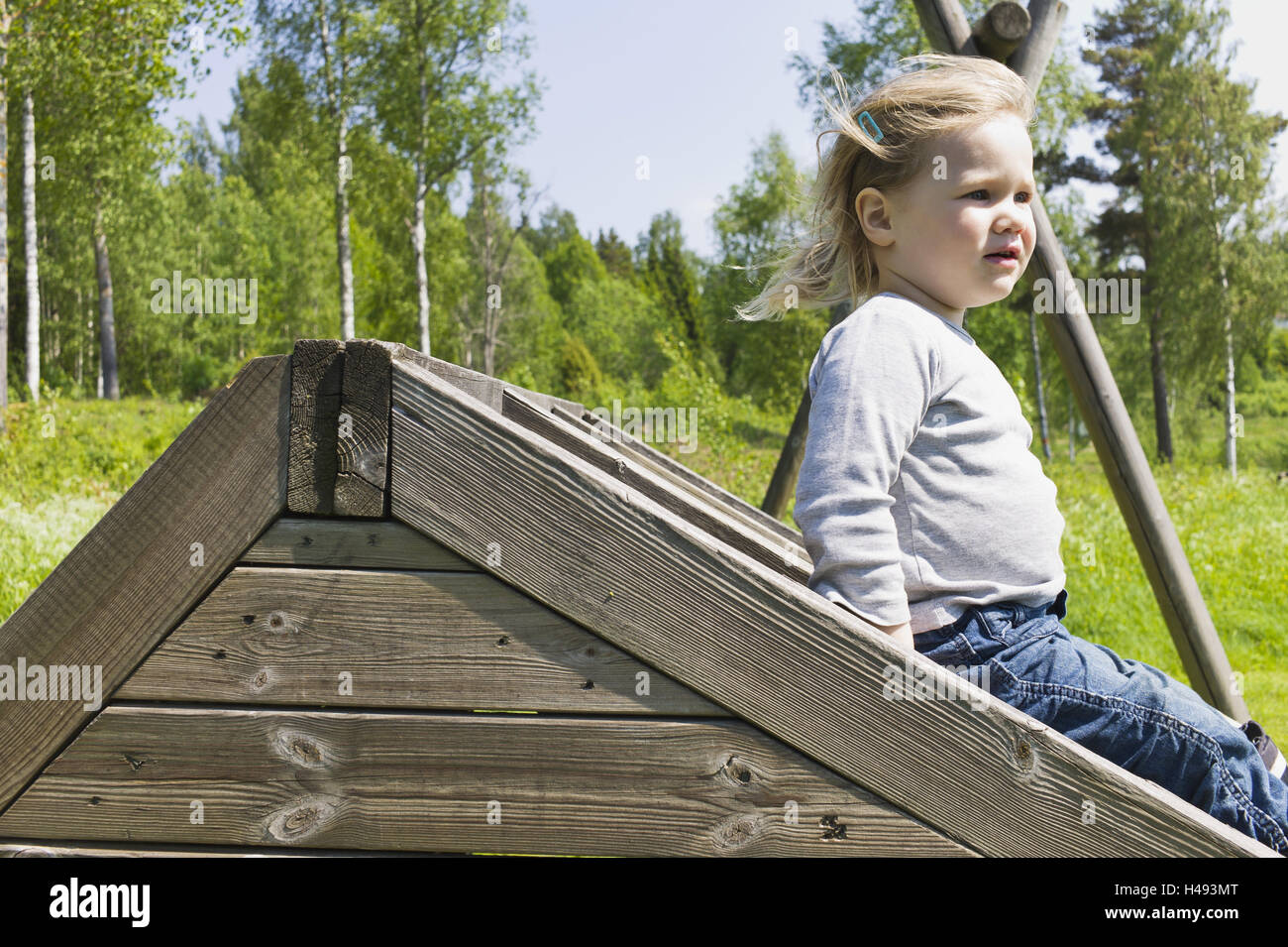 Infantile, 2 anni e mezzo e di un parco giochi per bambini Foto Stock