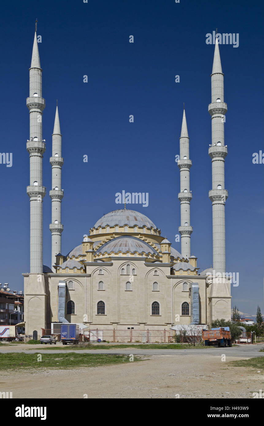La Turchia, south coast, provincia di Antalya, Manavgat, moschea, al di fuori della fede, la religione, l'Islam, minareti, torri, quattro, nessuno, cielo blu, il sole, Foto Stock