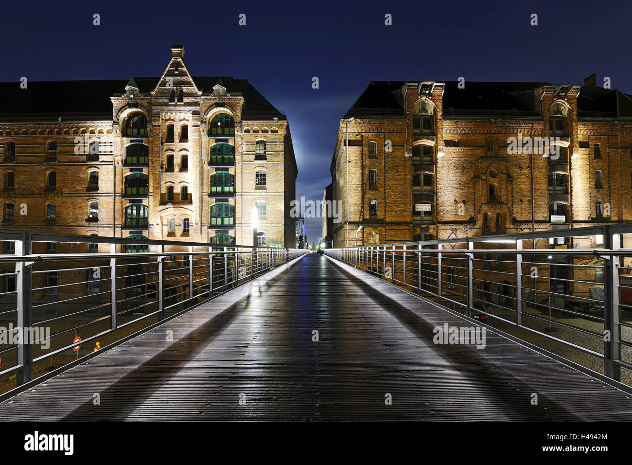 Kibbelstegbrücke (ponte) e office case di notte, Speicherstadt (città di magazzini), Hamburg-Mitte, città anseatica di Amburgo, Germania, Foto Stock