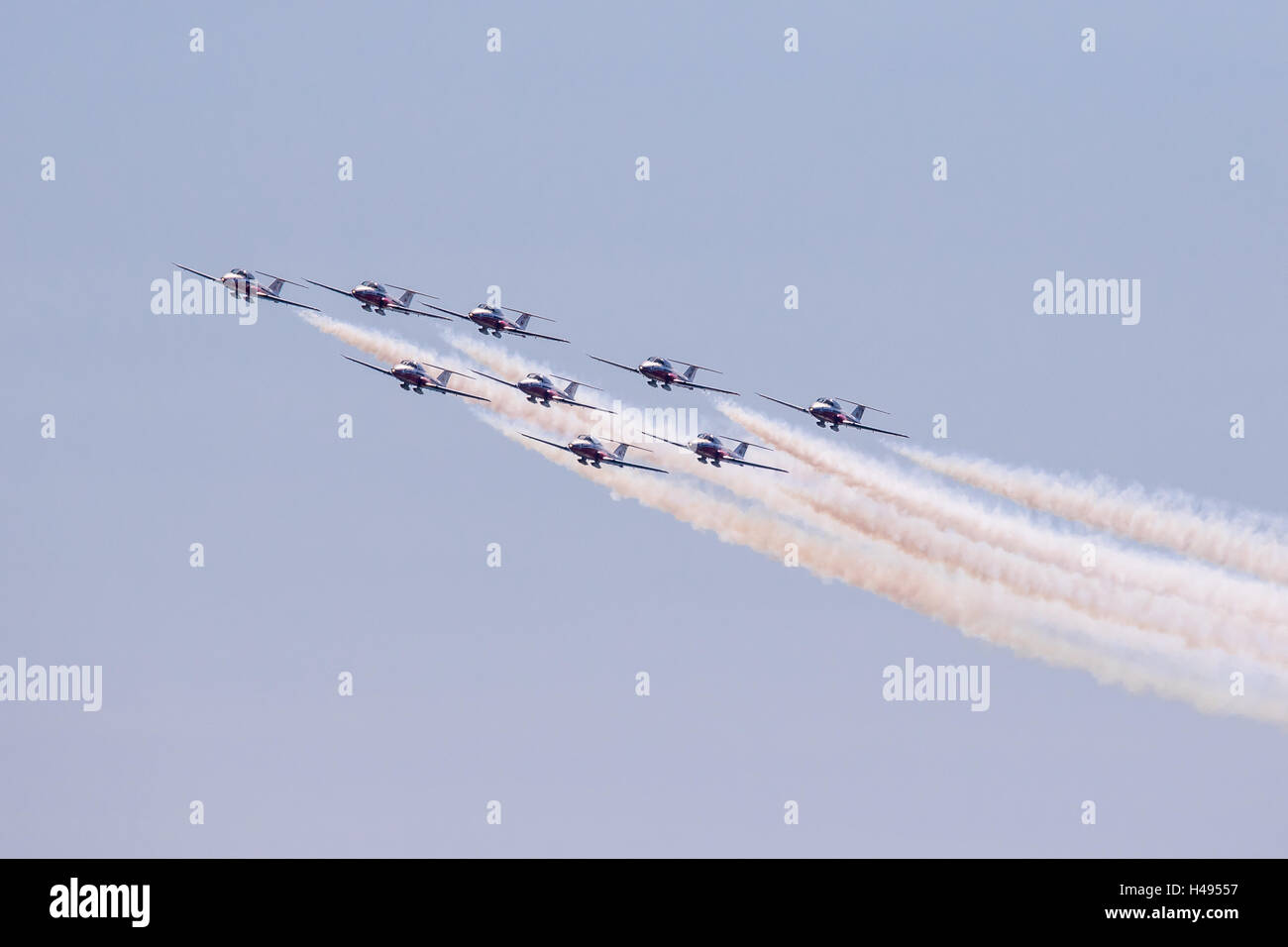 Nove forze canadesi Snowbirds battenti nel grande freccia formazione Foto Stock