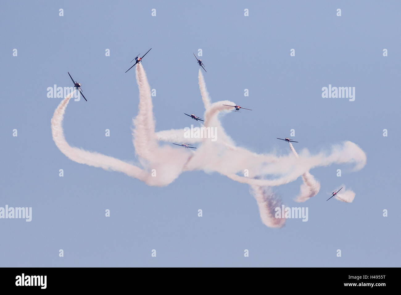 Otto forze canadesi Snowbirds iniziare una manovra complicata Foto Stock