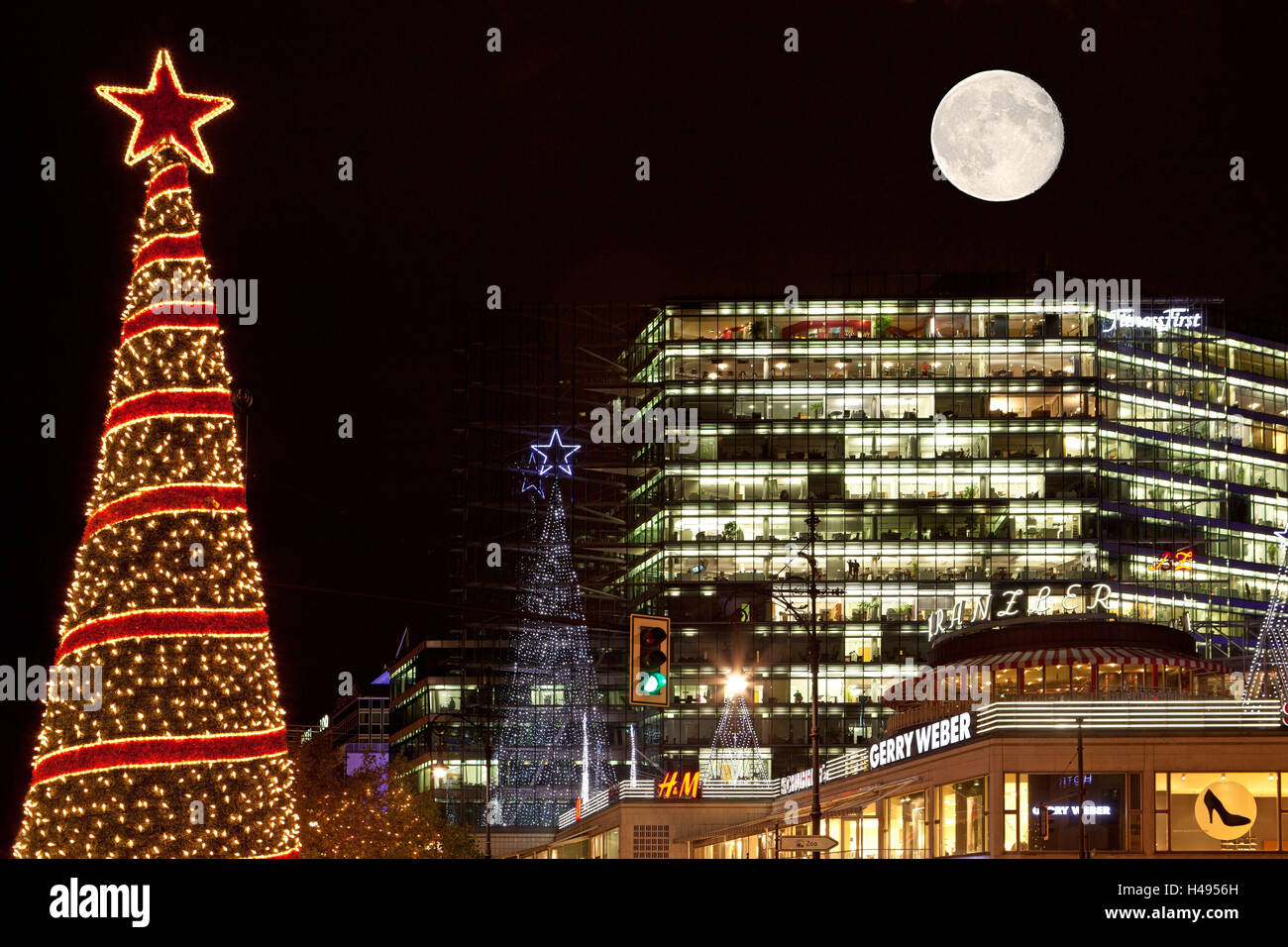 Germania, Berlino, Kudamm, Neues Kranzlereck, notte, illuminazione decorazione di Natale, luna piena, Foto Stock