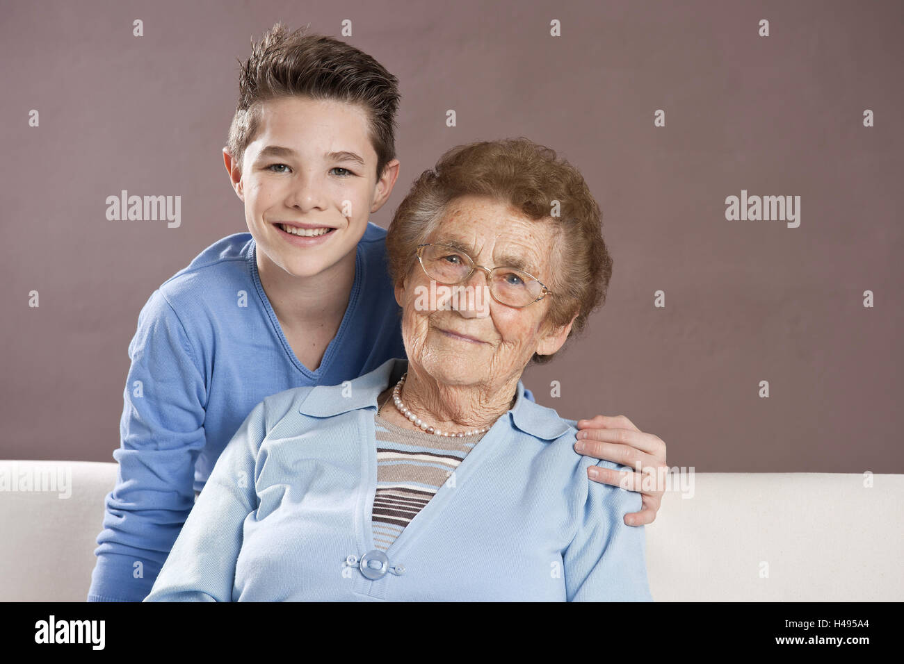 Nipote abbraccia la sua nonna, Foto Stock