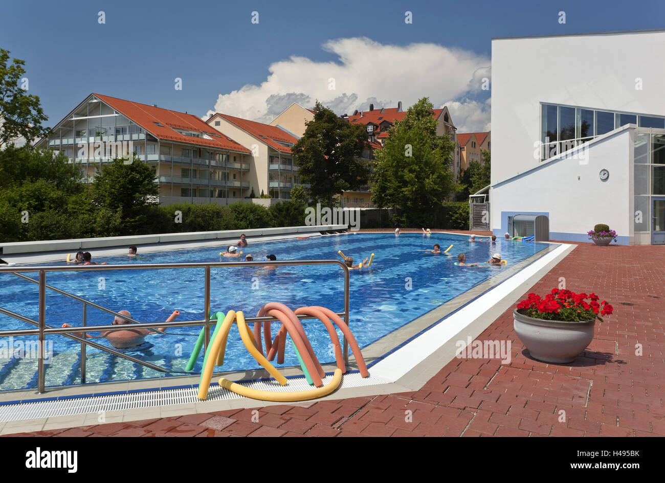 Germania, Bassa Baviera, Therme, piscina, visitatore, bagno semola brook, bagno, cure termali, bagno termale, architettura, edilizia, salute, Baviera, nuotare, persone, tempo libero, vacanze, ferie, di riposo e di godere, spostare, piscina relax, movimento, sport, vista esterna, estate, stagione, nuoto noodle, nuoto aiuto, Felxibeam, acqua, il resort per la salute, benessere, ginnastica in acqua, cittadini anziani, Foto Stock