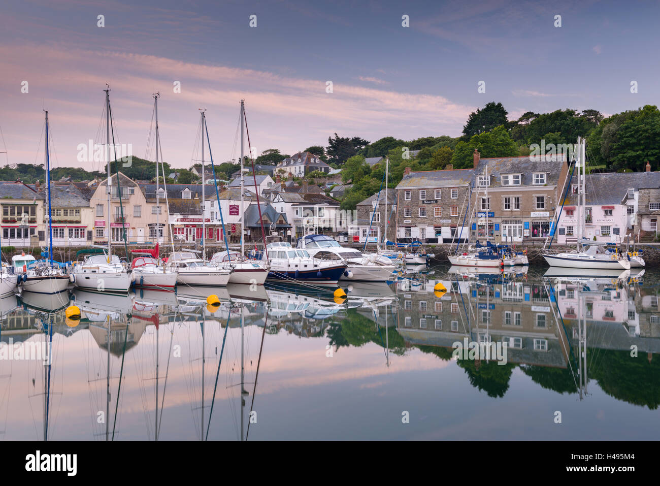 Alba a Padstow porto sulla North Cornish Coast, Cornwall, Inghilterra. Per il periodo estivo (Giugno) 2013 Foto Stock