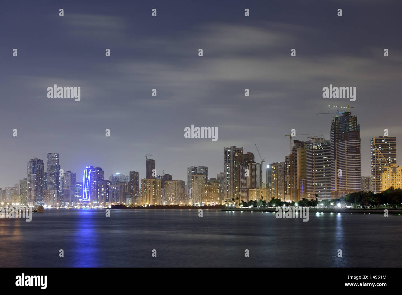 Skyline, Corniche Street, Emirato di Sharjah Emirati Arabi Uniti, Penisola Arabica, Medio Oriente, Asia Foto Stock