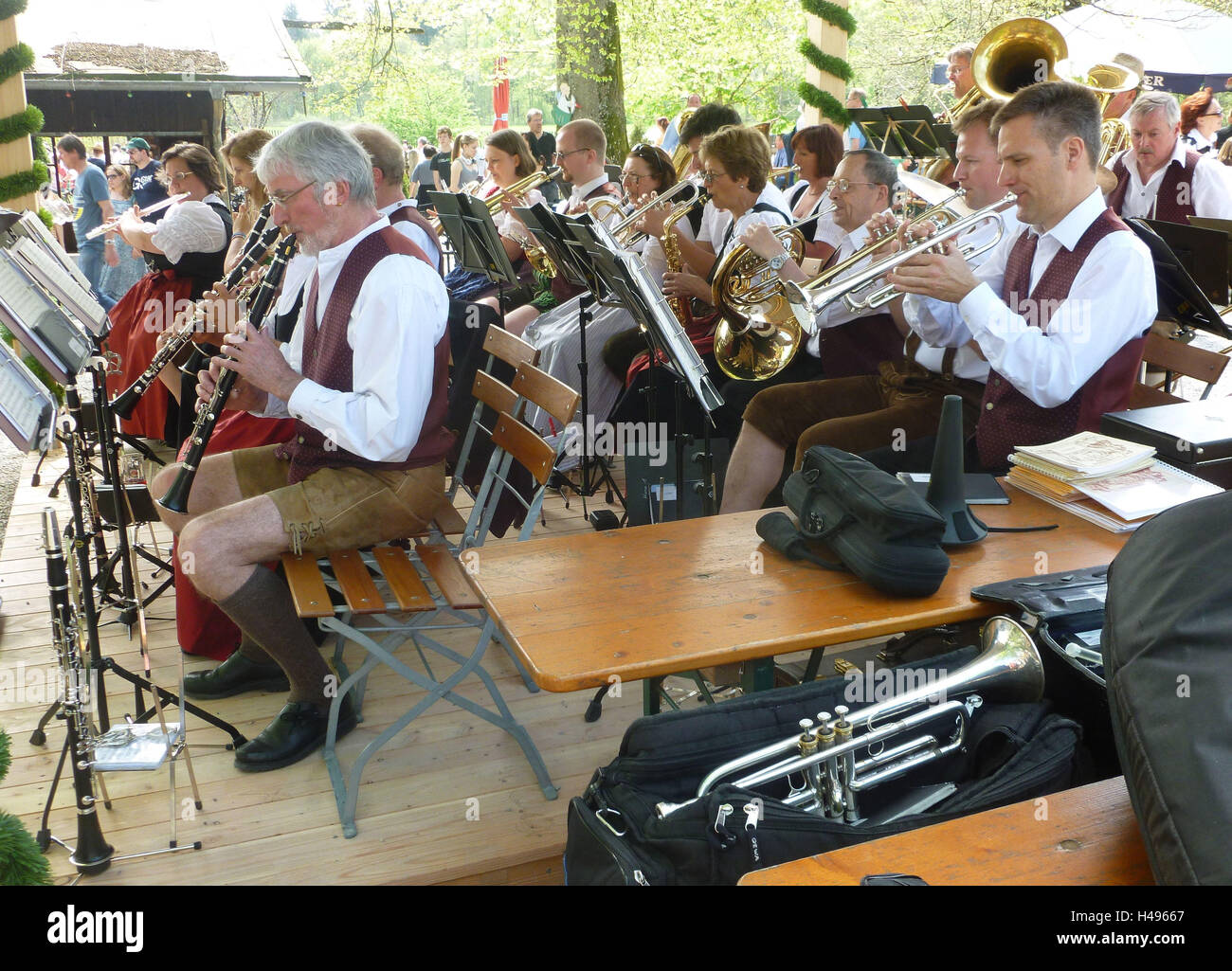 In Germania, in Baviera, forester casi di casa con un pavimento villaggio nel Forstenrieder park, orchestra di fiati del 1 maggio, Foto Stock