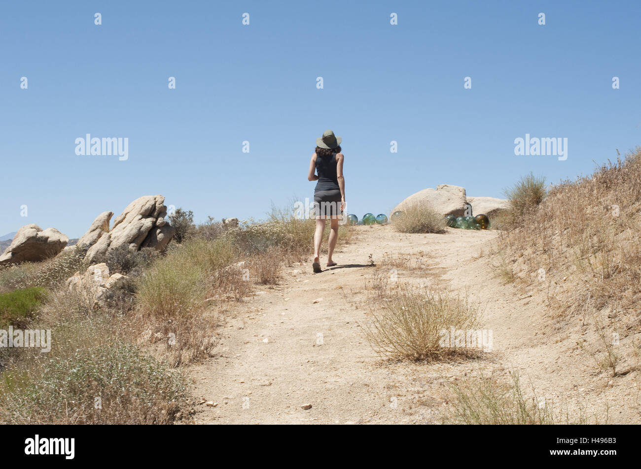 Stati Uniti, California, deserto, percorso, donna, vista posteriore, Foto Stock