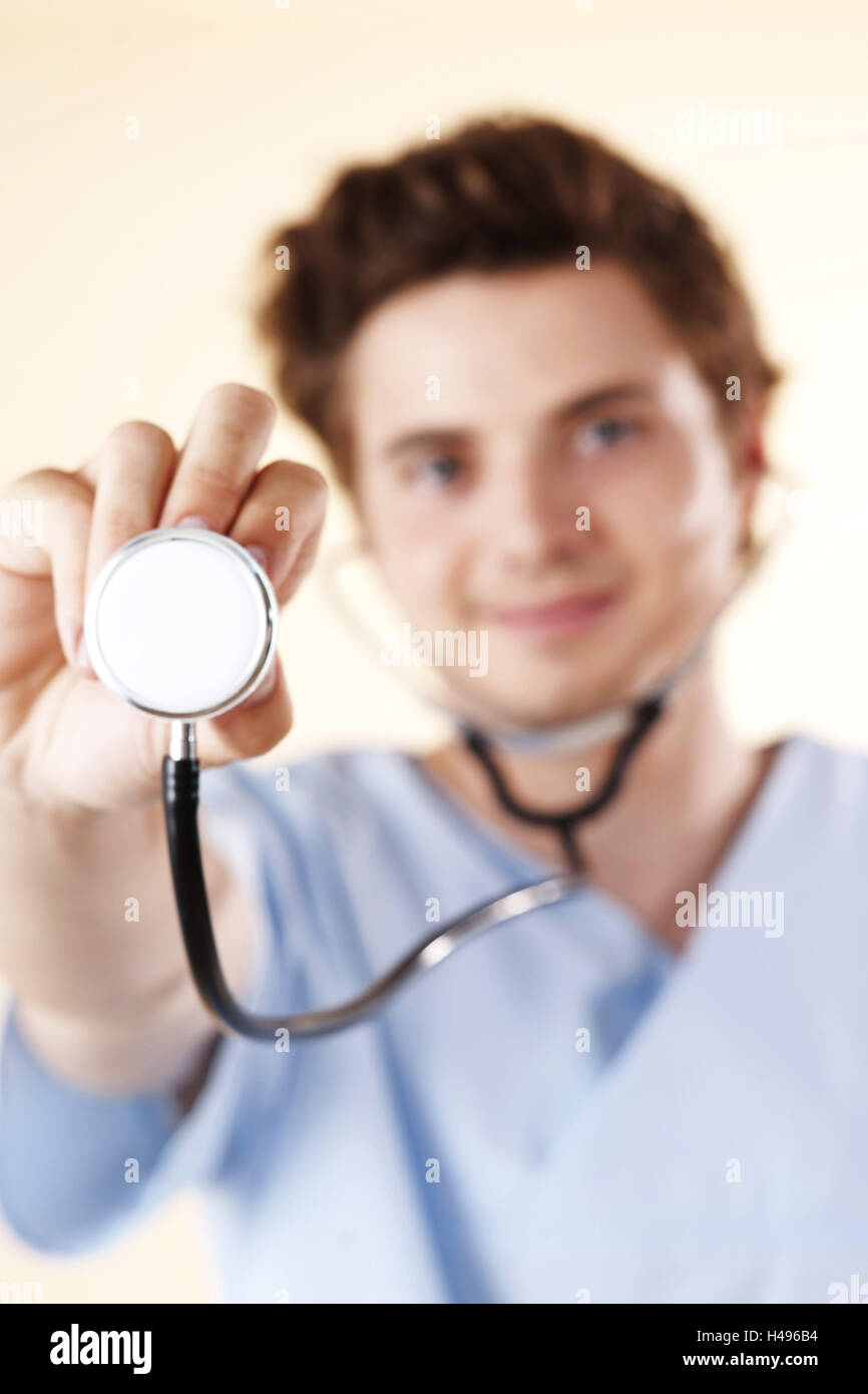 Ritratto di un giovane medico con uno stetoscopio Foto Stock