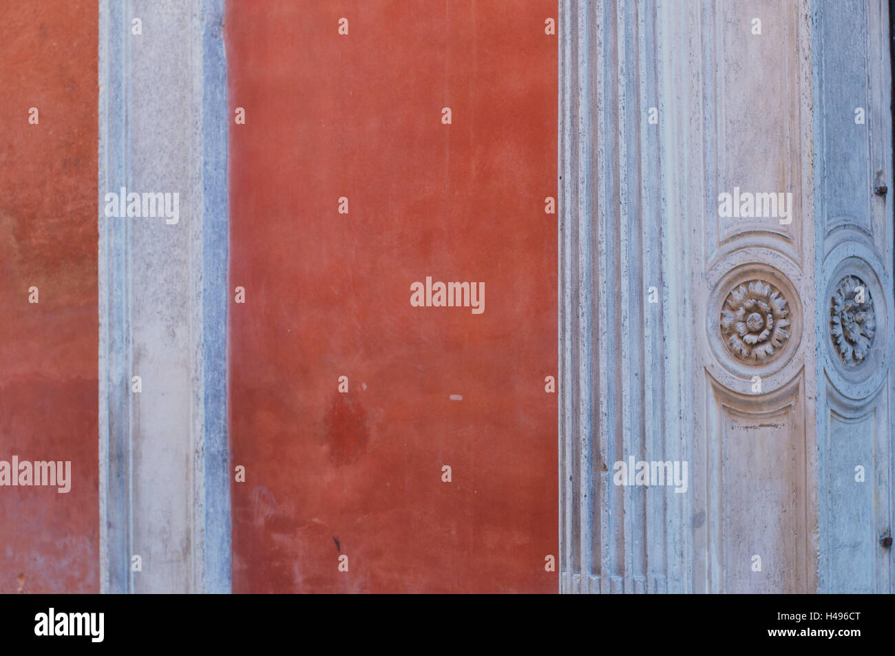 Muro di una casa, colore arancione, colonna colonna di marmo, Rosetta, dettaglio, Foto Stock