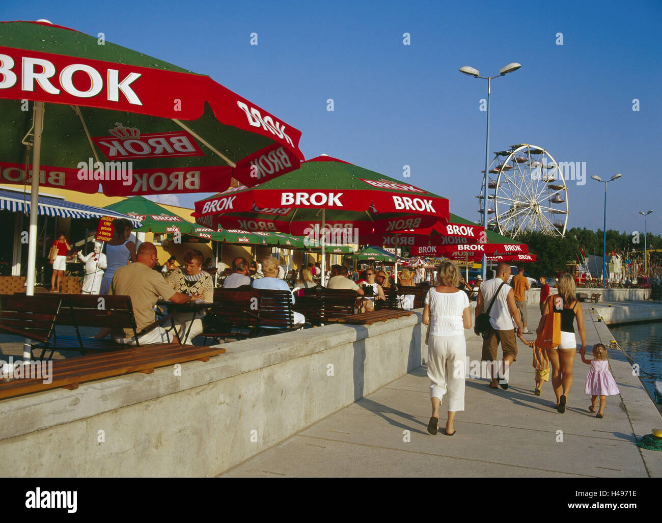 Polonia, Kolberger profondo, promenade, Bar, turistico, beach area nuoto, il Mar Baltico Baltic bagno, destinazione, turismo, persona, vacanziere, Vacanza Estate, porto promenade, fuori, parco, fiera del divertimento, Big Dipper, gastronomia, street bar, Foto Stock