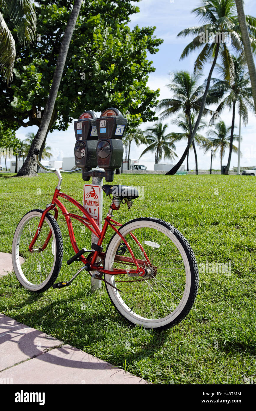 Cruiser bike, mettere giù in bicicletta la Ocean Drive e South Beach di Miami, tipo di quartiere Art Deco, Florida, STATI UNITI D'AMERICA, Foto Stock