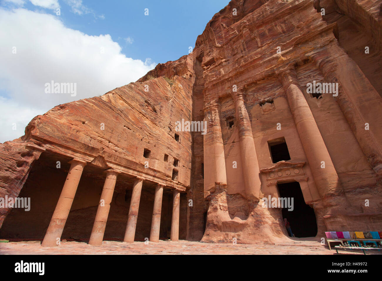 La 'Tomba Urn', una delle Tombe reali della città Nabatea perduta di Petra, Giordania, Medio Oriente. Foto Stock