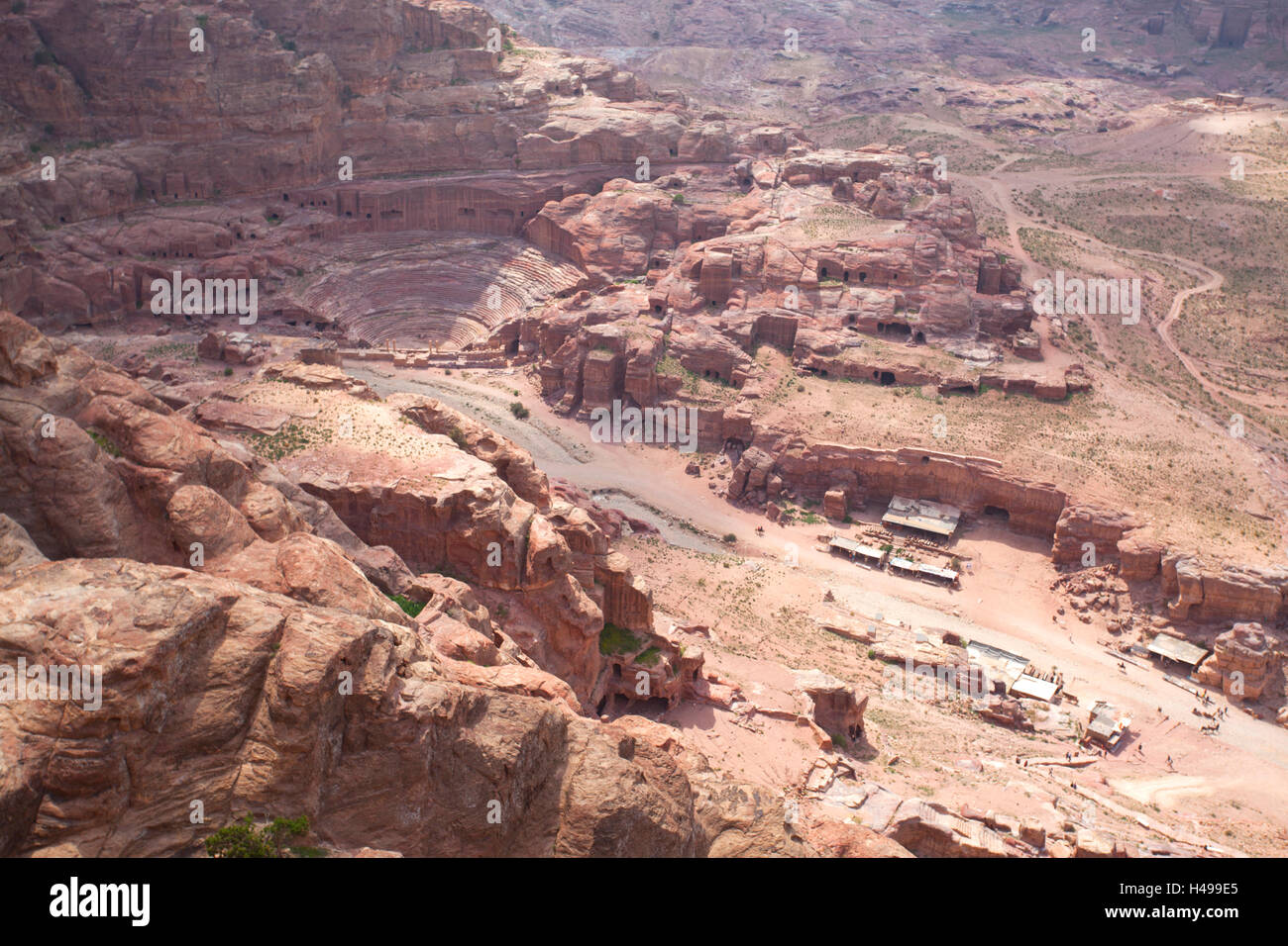 Vista della città perduta nabatea di Petra dall'alto, con l'anfiteatro sul lato sinistro, Giordania. Foto Stock