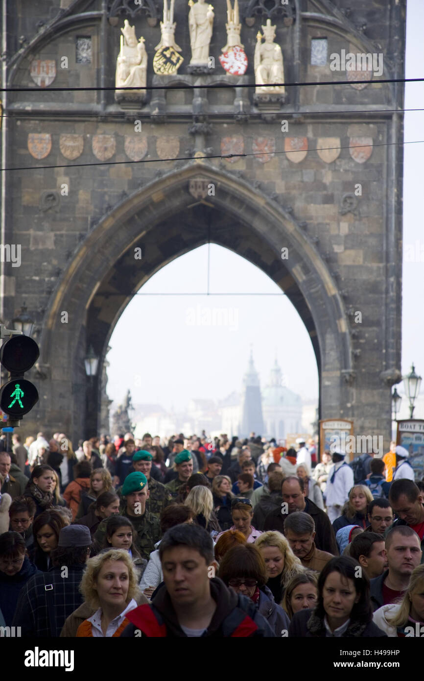 Repubblica Ceca, Praga, turisti, Ponte Carlo, Foto Stock