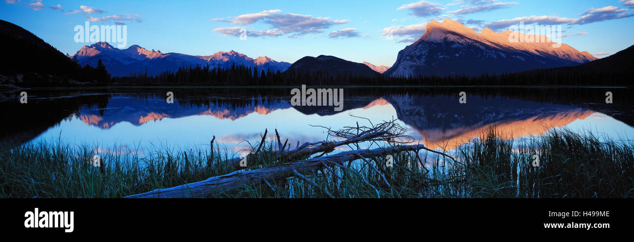 Mt. Rundle riflettendo in uno dei Laghi Vermillion al crepuscolo, Banff NP, Alberta, Canada Foto Stock