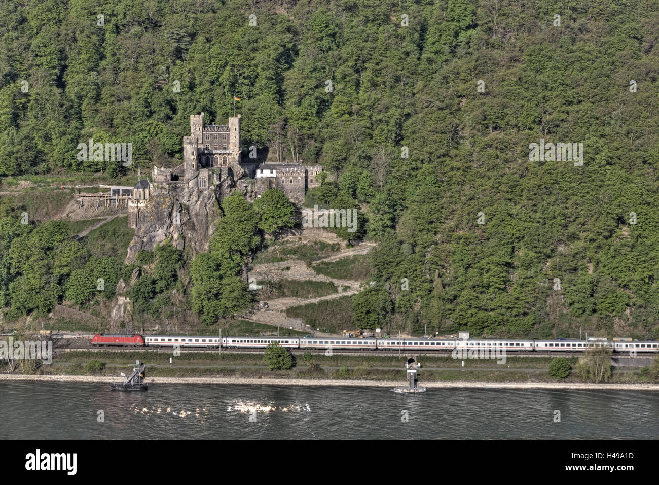 In Germania, in Renania Palatinato, castello di pietra del Reno, Bingen, Reno, treno, Foto Stock