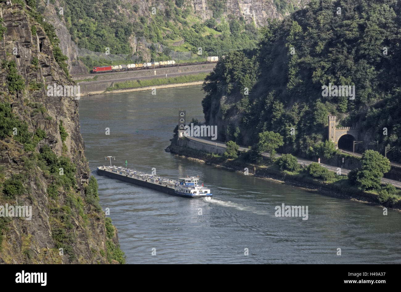 In Germania, in Renania Palatinato, Loreley, San Goarshausen, sul fiume River Valley, treno, tunnel, nave, rock, Foto Stock