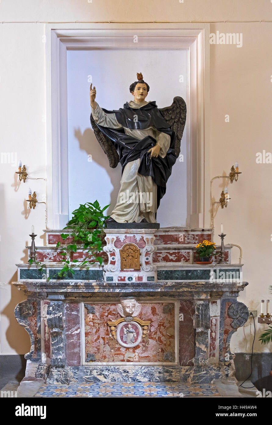 Una statua di San Francesco di Assisi San Nicolo chiesa, Savoca, Sicilia, Italia Foto Stock