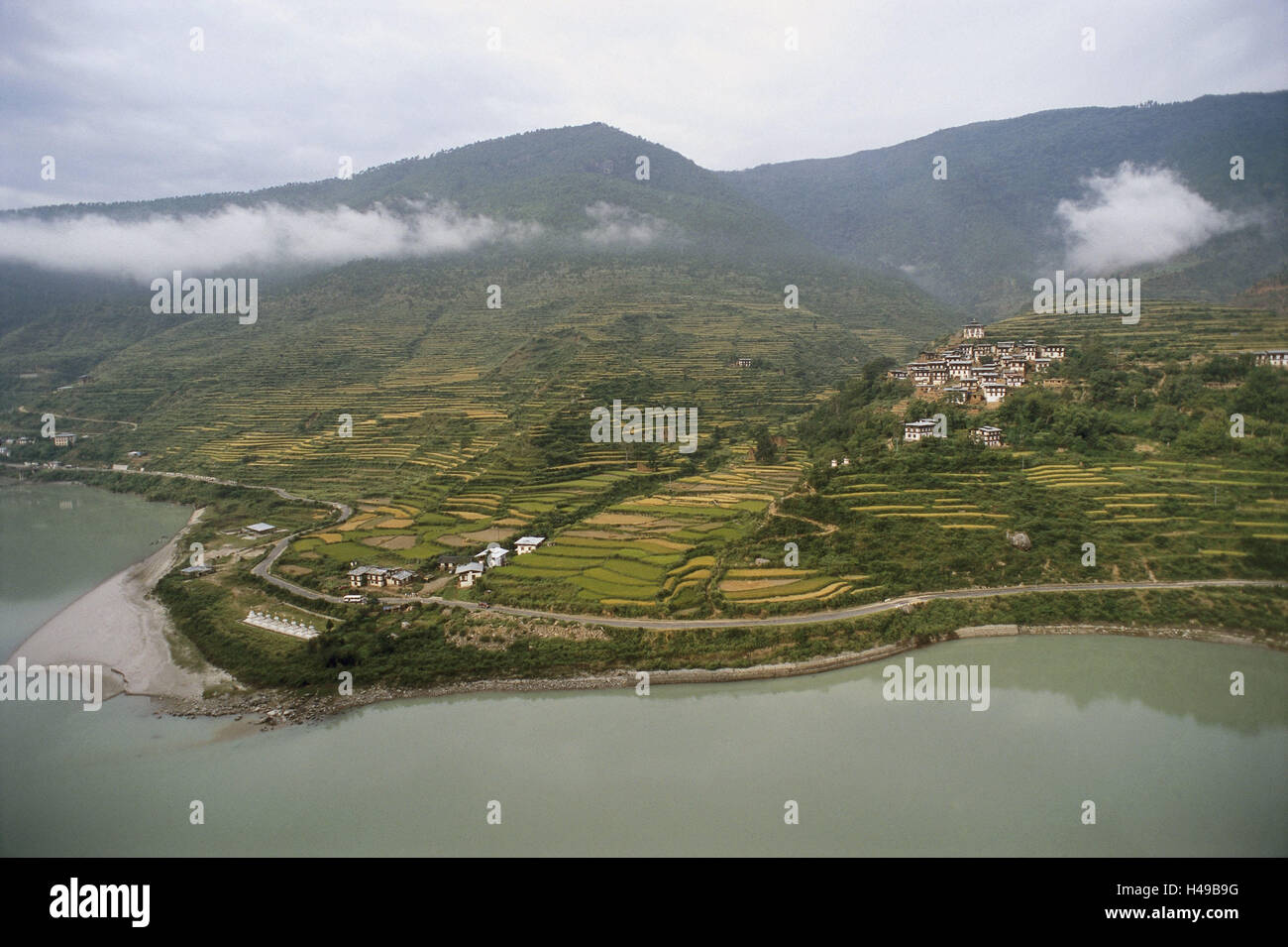 Il Bhutan, Punakha valley, scenario, villaggi, viaggi terrazze, fiume, panoramica, l'Asia, l'Himalaya, unito, Zentralbhutan, Punakha, valley, luoghi, case, agricoltura, crescente viaggi, crescente area di viaggio, campi campo scenario, campi di viaggio, montagne, colline, boschi, acque, il corso di un fiume, antenna scatti, Foto Stock Il Bhutan, Punakha valley, scenario, villaggi, viaggi terrazze, fiume, panoramica, l'Asia, l'Himalaya, unito, Zentralbhutan, Punakha, valley, luoghi, case, agricoltura, crescente viaggi, crescente area di viaggio, campi campo scenario, campi di viaggio, montagne, colline, boschi, acque, il corso di un fiume, antenna scatti, Foto Stock