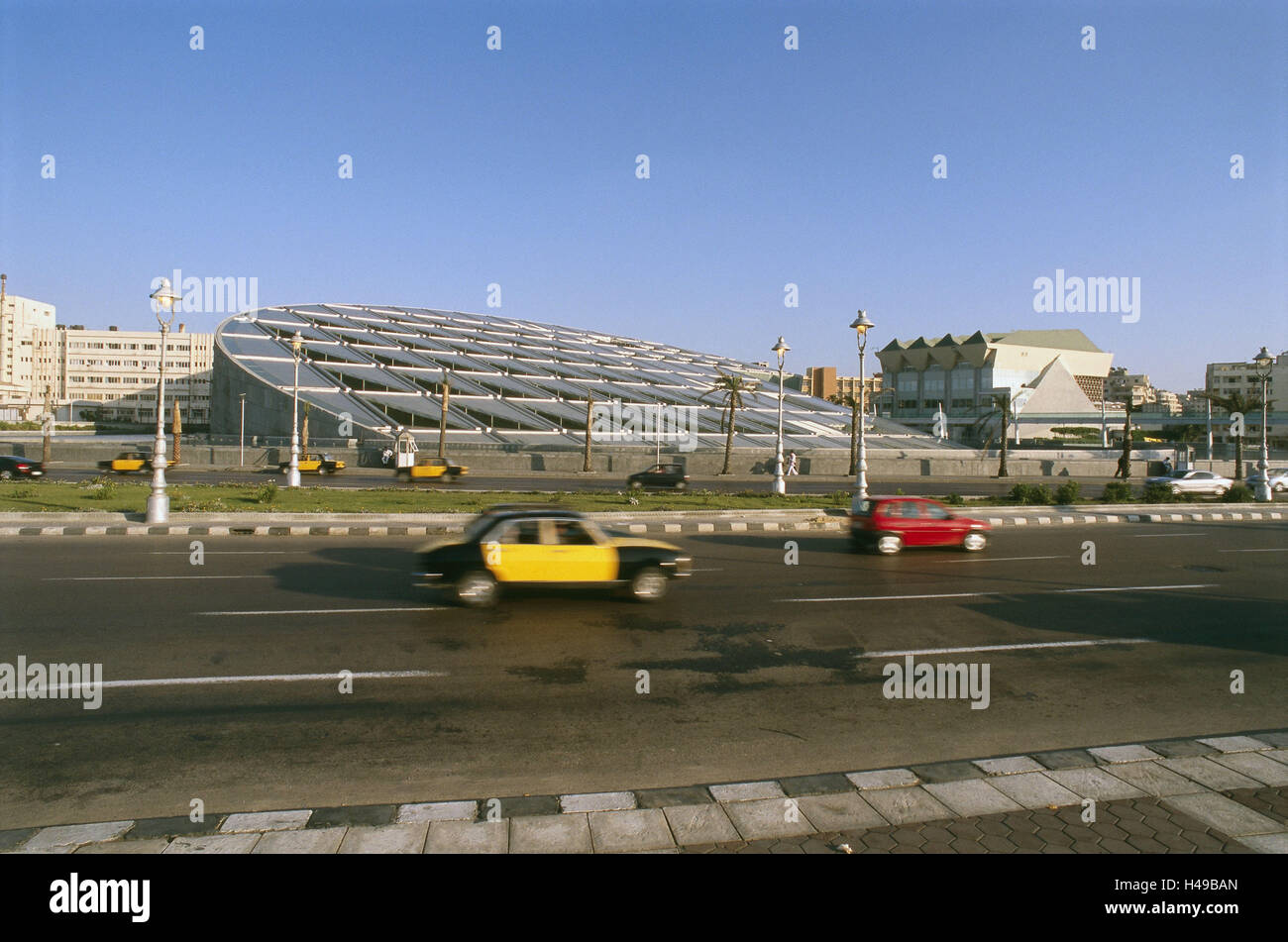 Egitto, Alessandria, Corniche, Uferstrasse, biblioteca di Alessandria, Nordostafrika, costa, Porto, città, vista città, edificio, struttura moderna, architettura, tetto di vetro, vetro, aslant, luogo di interesse, la raccolta di libri libreria, collezione di conoscenza, informazioni, cultura, street, traffico, taxi, auto costa mediterranea, esterno, Foto Stock