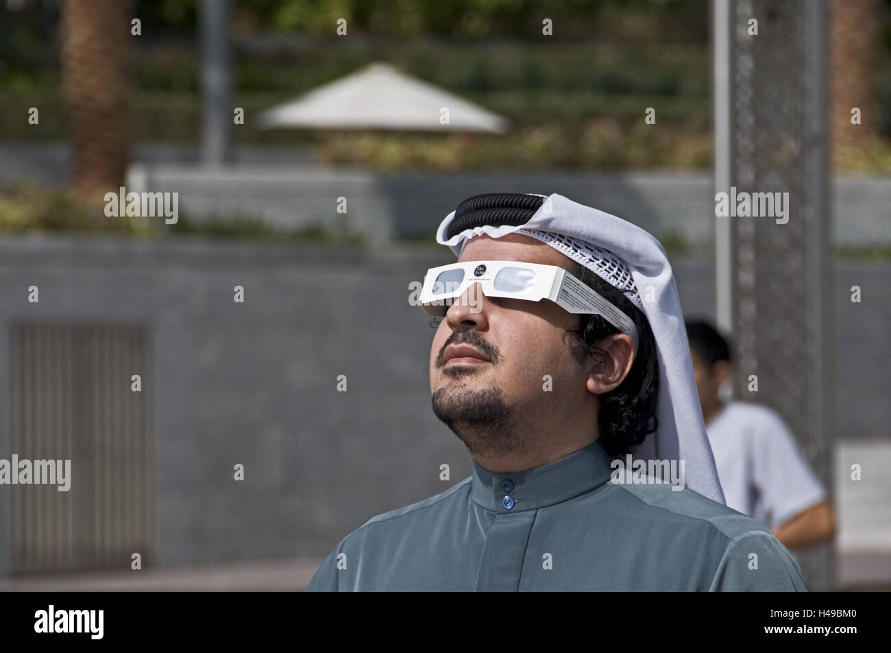 VAE, Dubai, arabo, bicchieri, oscurità solare, Foto Stock