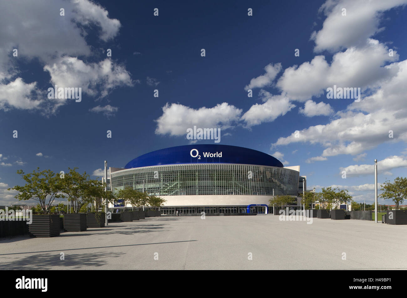 Germania Berlino, quartiere Friedrich boschetto del monte Croce, O2 World Arena, città, architettura, edilizia, lo stadio, sole, vista esterna, basket, hockey, eventi, sport, eventi sportivi, concerti, sala eventi, Foto Stock