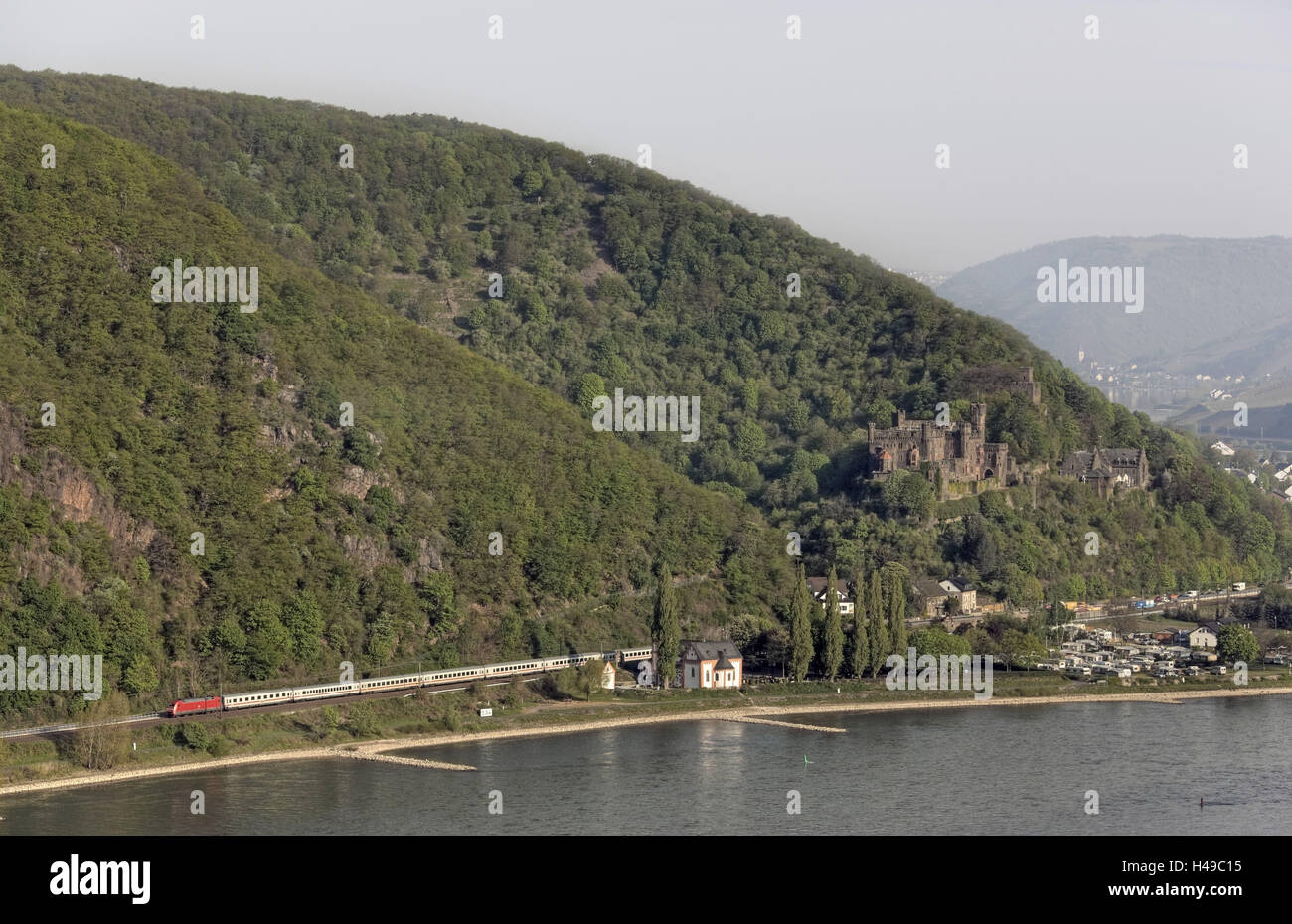 In Germania, in Renania Palatinato, Trechtingshausen, Reno, castello, fiume, treno, Foto Stock