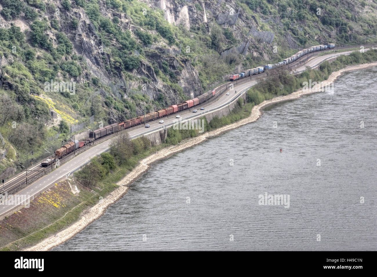 In Germania, in Renania Palatinato, Reno, treni merci, street, Foto Stock