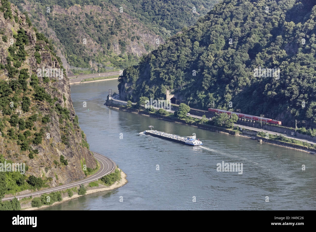 In Germania, in Renania Palatinato, Loreley, San Goarshausen, sul fiume River Valley, treno, tunnel, nave, Foto Stock