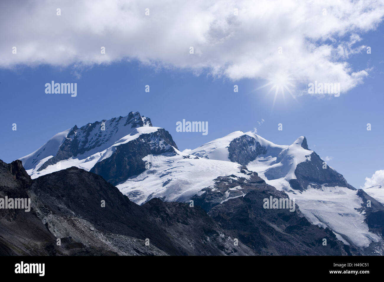 La Svizzera, Vallese, Zermatt (paese), Strahlhorn (montagna), Adlerhorn (montagna), panorama, sun, luce posteriore, Foto Stock