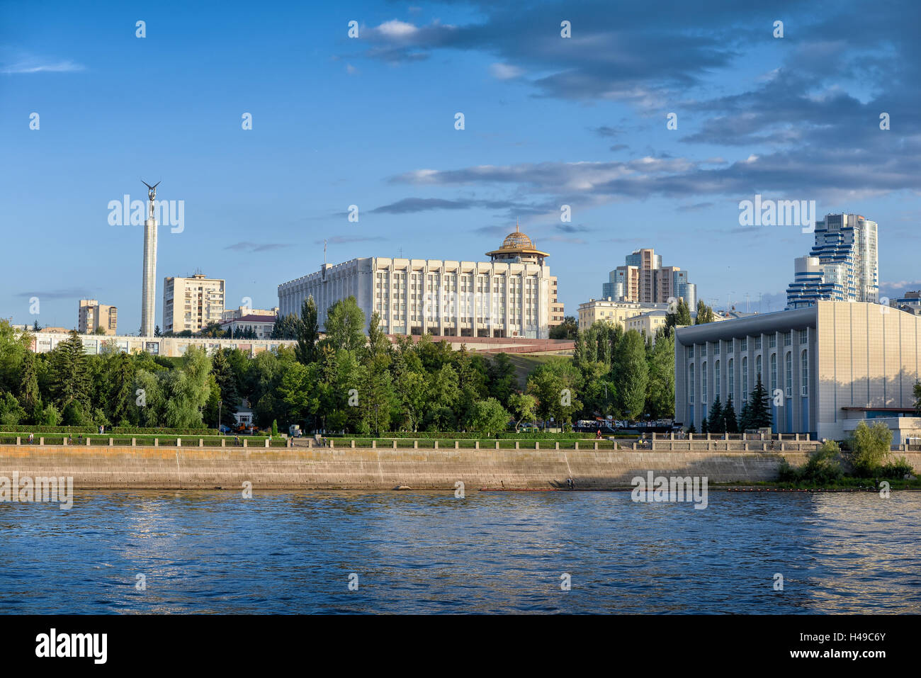 Vista della città di Samara. La Russia. Gloria monumento e l'amministrazione della città. Foto Stock