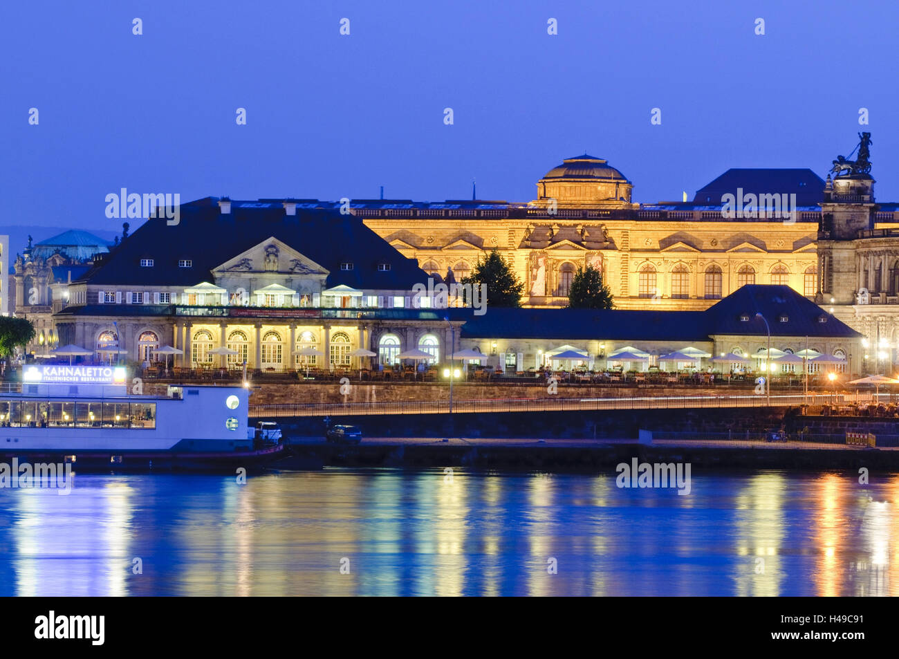 Ristorante 'Italiano piccolo villaggio' e Sempergalerie, crepuscolo, Dresda, Sassonia, Germania, Foto Stock
