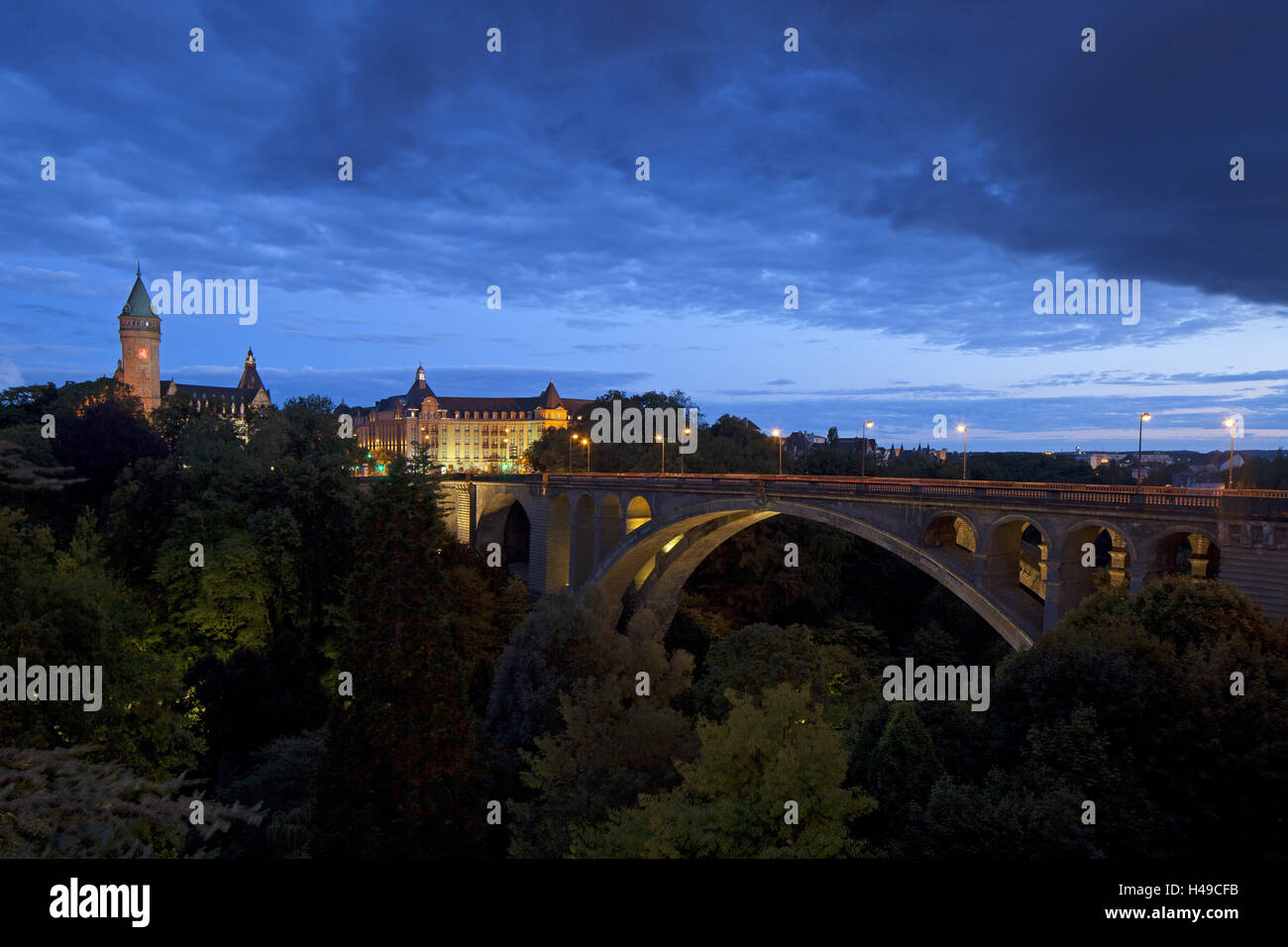Lussemburgo, capitale del Lussemburgo, Adolphe bridge, place de Metz, crepuscolo, Foto Stock