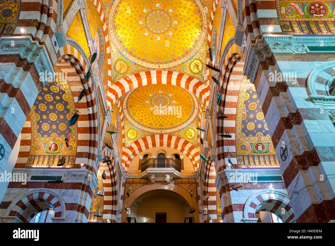 Mosaici al soffitto e alle pareti od a Notre Dame de la Garde a Marsiglia, Francia Foto Stock