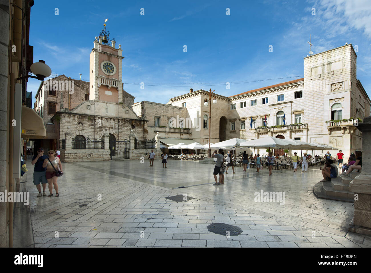 Croazia, Dalmazia, Zara, Narodni trg, guardia della città con la torre dell  orologio e il municipio Foto stock - Alamy